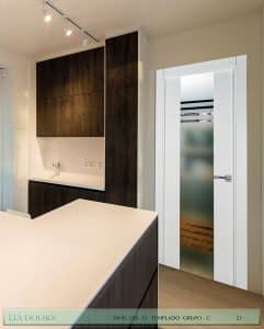 Puerta lacada Diseño Grupo C en block vidrio templado 8mm BL Modelo 820 1V