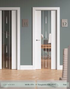 Puerta lacada Diseño Grupo C en block vidrio templado 8mm BL Modelo 879 1V