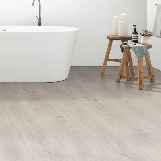 suelo laminado ac5 egger ac5 natureSense aqua long roble seefeld gris claro el2193 02 (1)